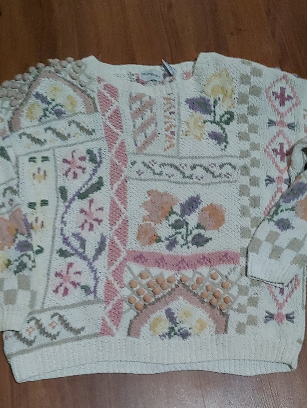 Vintage Willow Ridge Cream Crewneck Sweater with Pastel Floral Patchwork